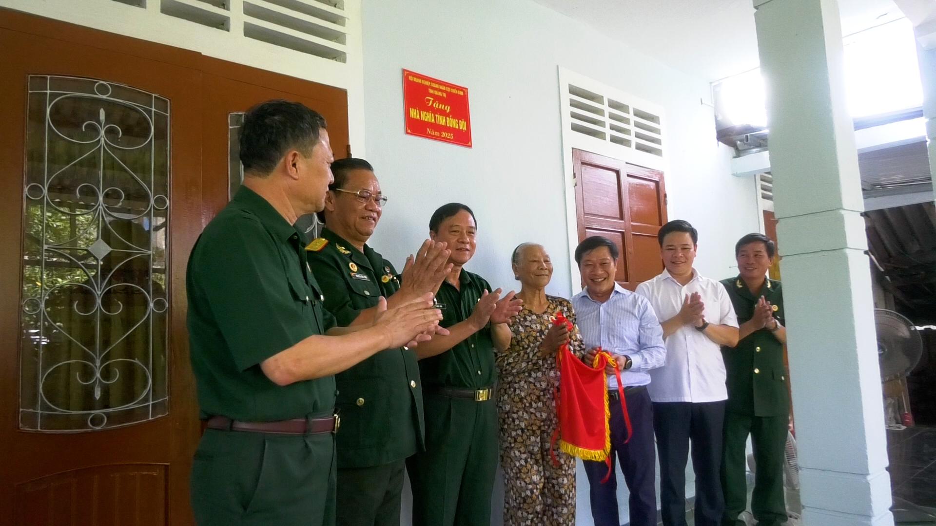Bàn giao nhà Nghĩa tình đồng đội cho CCB Phan Thị Lồng