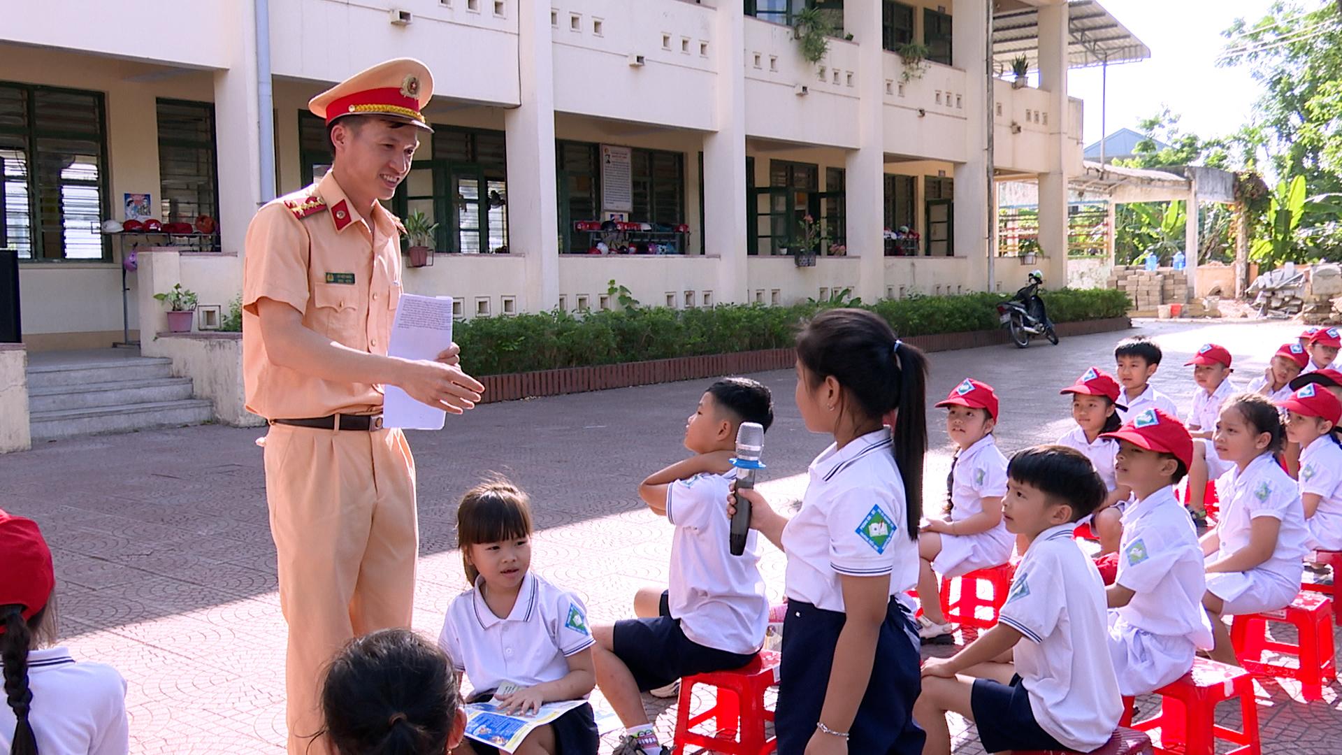 Trường tiểu học Nguyễn Trãi tổ chức chương trình truyền thông về an toàn giao thông năm 2025