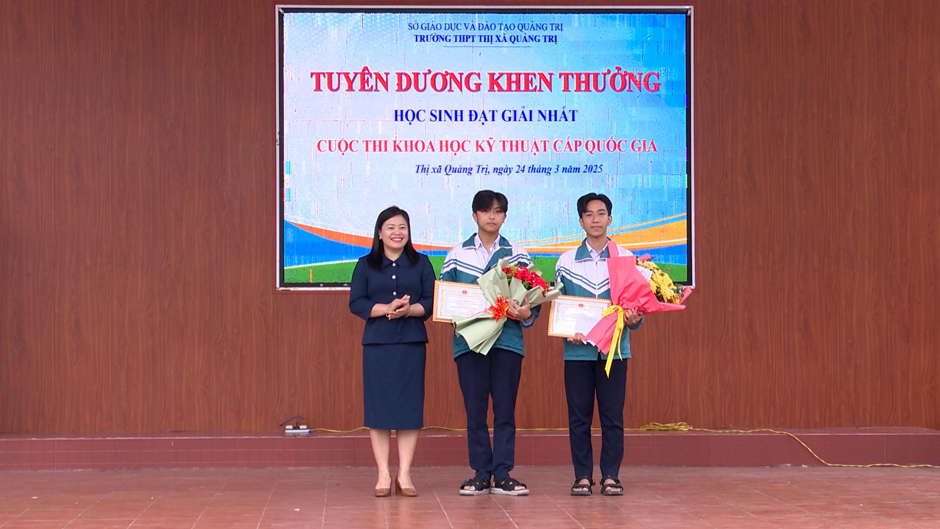 Trường THPT thị xã Quảng Trị kịp thời khen thưởng cho các em học sinh đạt giải cao tại các cuộc...